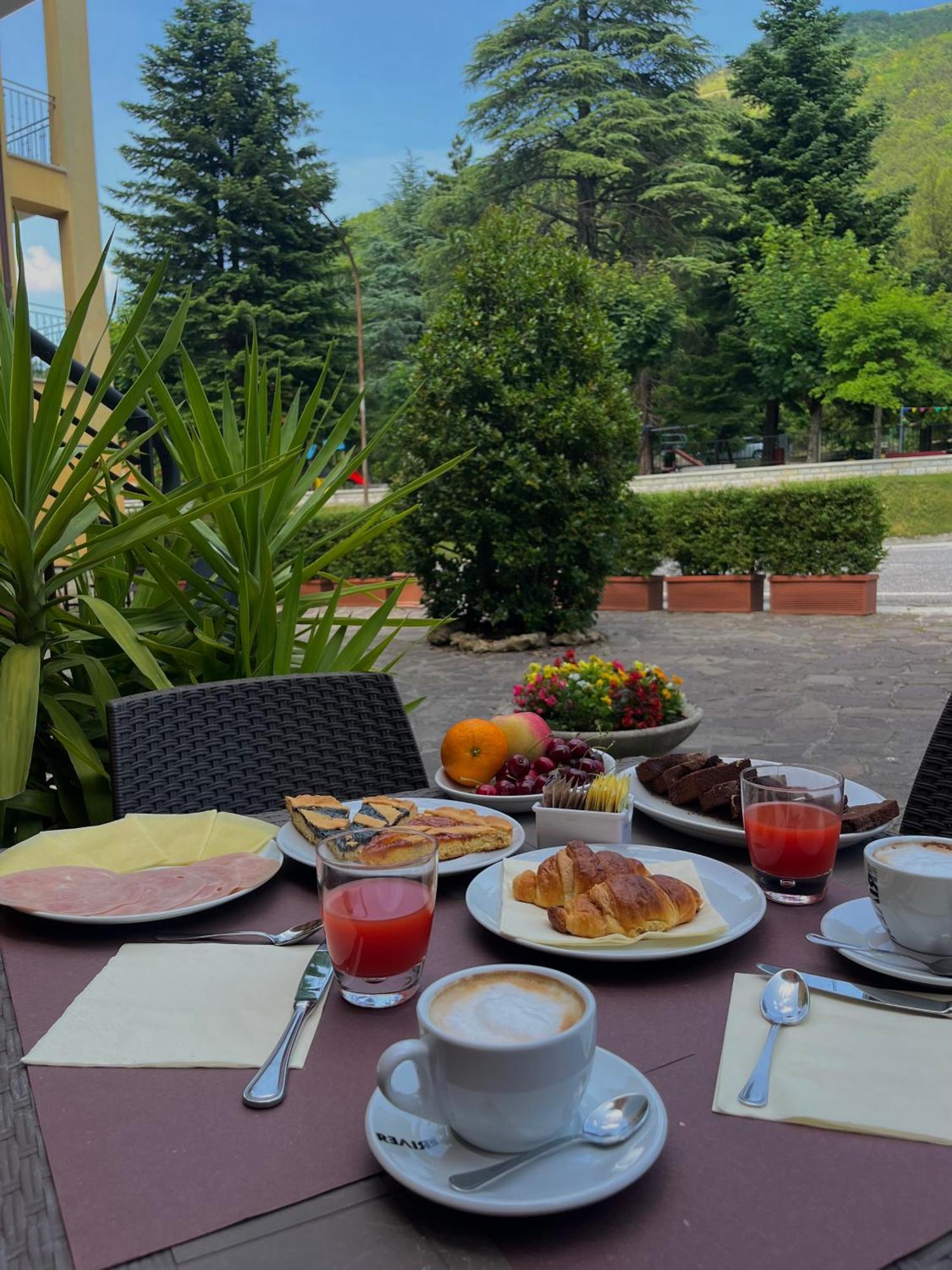 Hotel Ristorante Montenerone 아페치노 외부 사진