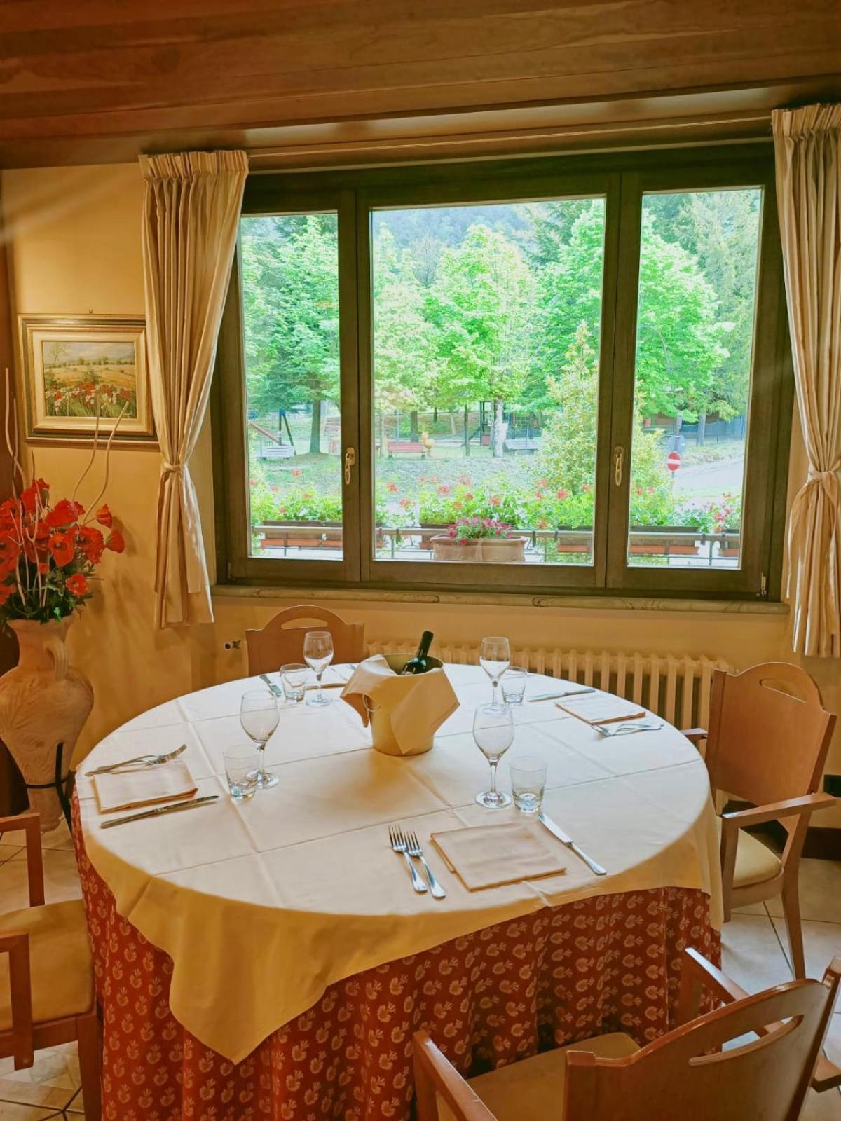Hotel Ristorante Montenerone 아페치노 외부 사진
